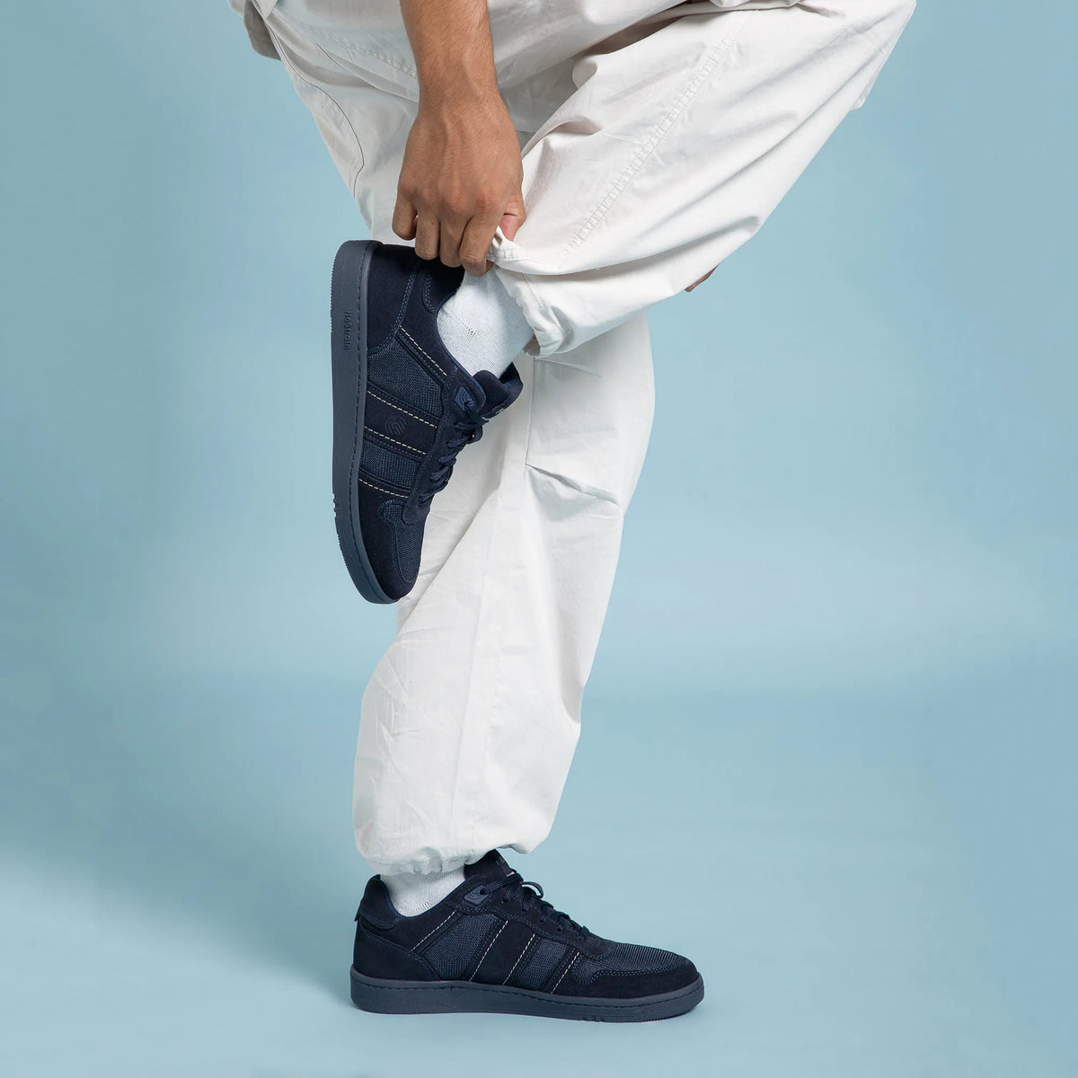 Navy blue low-top sneakers with suede overlays for men