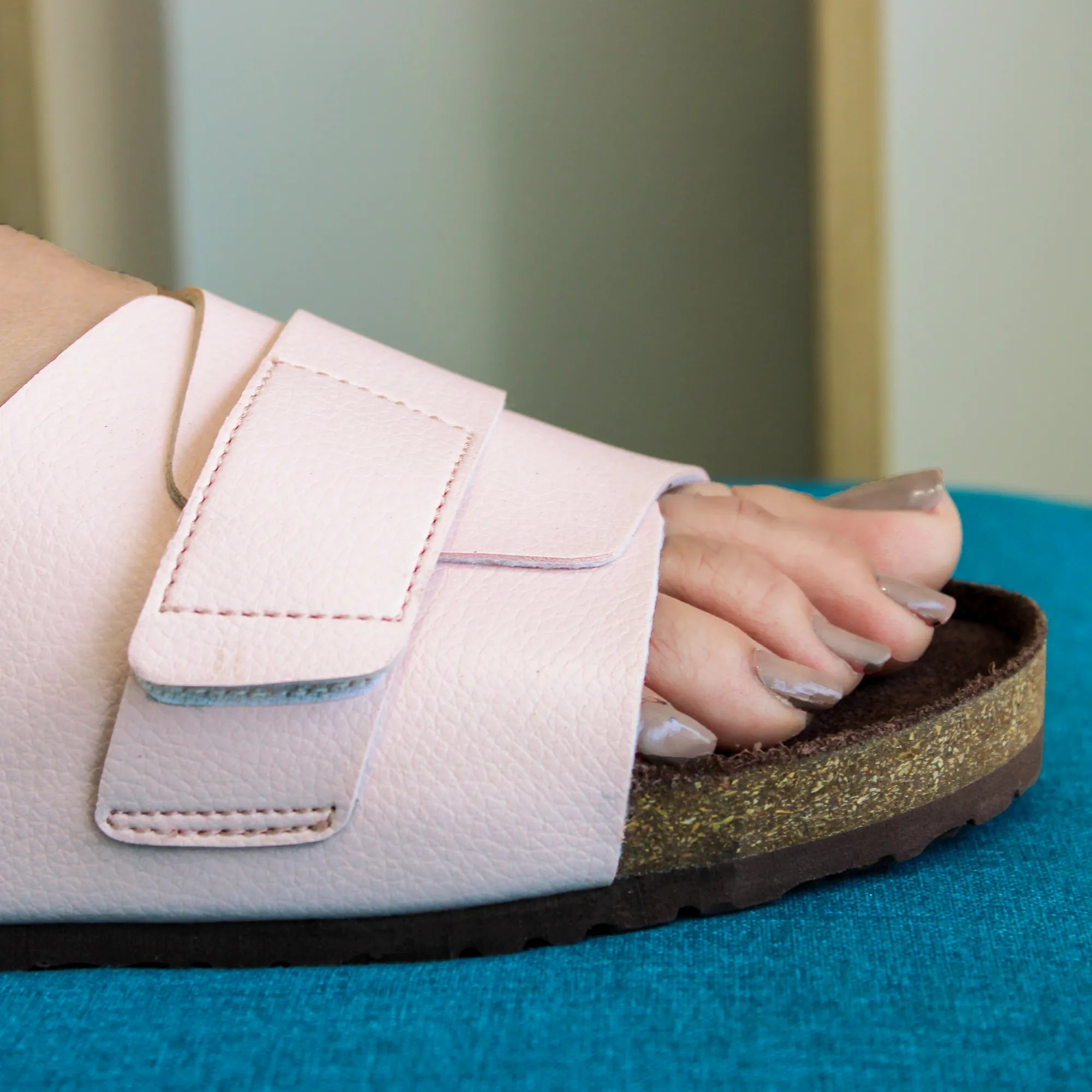 Chic leather sandals for daily use