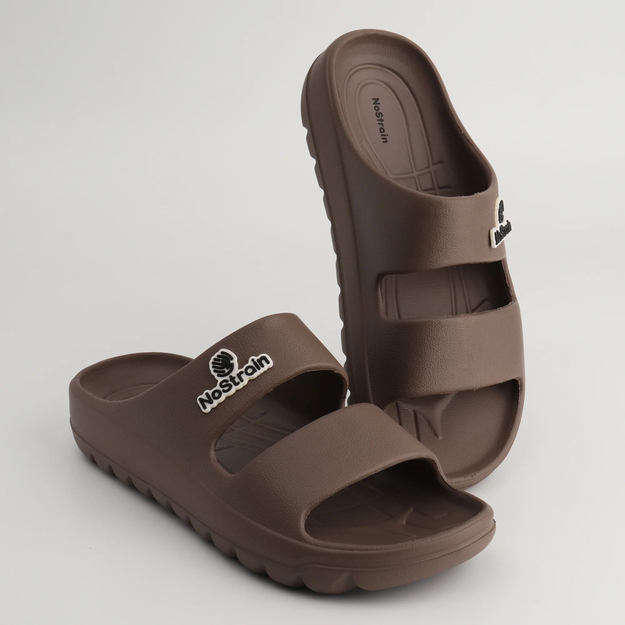 Casual beach outfit featuring brown EVA sandals