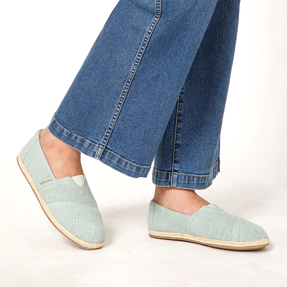 Women’s casual slip-on espadrilles with flexible outsole