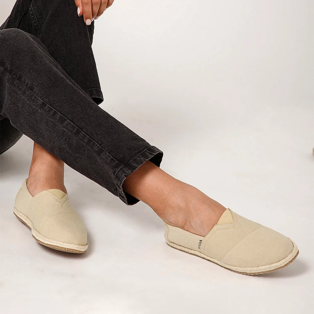Women’s lightweight canvas espadrilles with comfortable footbed