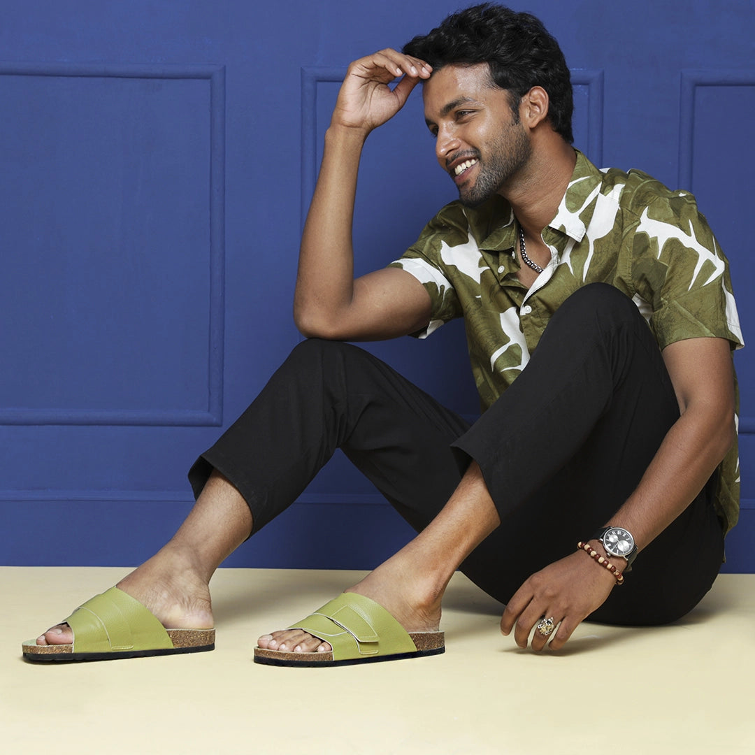 Sandals for men in olive color, with adjustable straps