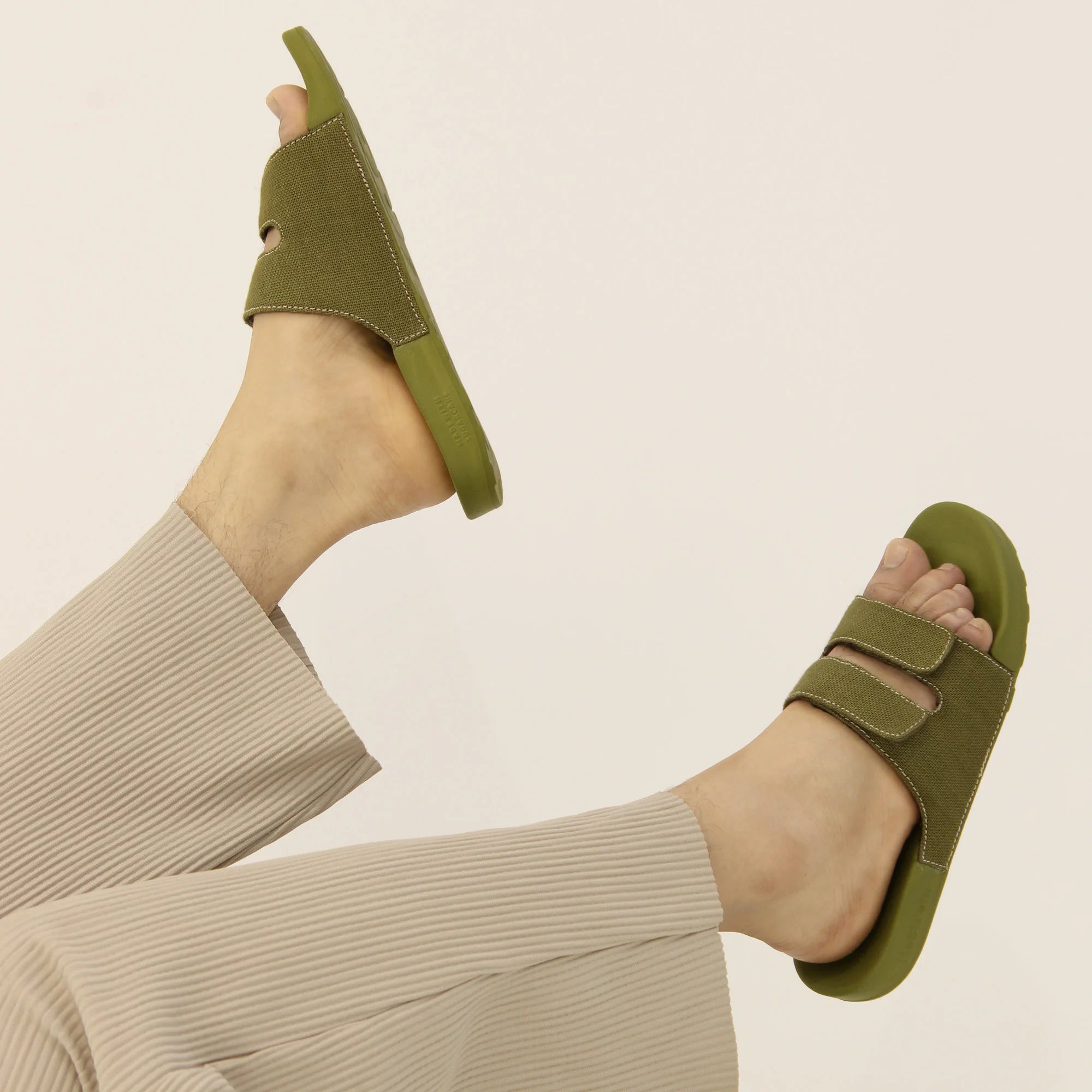 Experience unparalleled comfort with Men's Linen Parallel Sugar Sliders in Olive Green, featuring a breathable linen upper for all-day wear